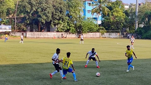 Goa Sports धुळेर-म्हापसा चेंडूवर ताबा राखण्याच्या प्रयत्नात वास्को स्पोर्टस क्लब व गार्डियन एंजल स्पोर्टस क्लब संघातील खेळाडू.