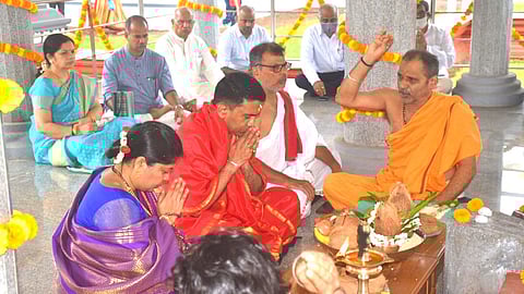 महालसा नारायणी देवस्थानात मुख्यमंत्री सपत्नीक पूजाअर्चा करताना