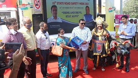 राज्यात दिवसेंदिवस आपघाताचं प्रमाण वाढतच आहे, वाहतूक व्यवस्थापनाने (Goa Transport Department ) नियम कडक करूनही नागरिक बेजबाबदारपाणे वागताना दिसून येतात, वारंवार नियमांच उल्लंघन होताना दिसून येते. नगरिकांना नियमांची माहिती मिळावी यासाठी काही प्रश्नमंजुषा घेण्यात आली दरम्यान विजेत्यांना हेल्मेट वितरण करताना मंत्री माविन गुदिन्हो.