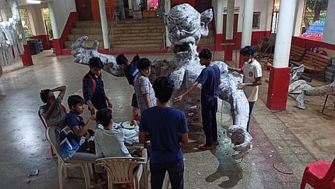 बायणा येथे ब्रह्मस्थळ संस्थानात नरकासूर प्रतिमा बनविण्यास व्यस्त असलेले युवक