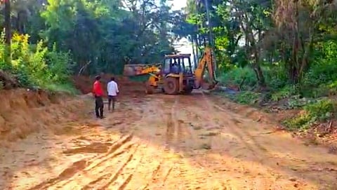 Goa : हॉटेलसाठी झाडे तोडून व टेकड्या कापून बेकायदेशीर रस्ता करण्याचा प्रयत्न