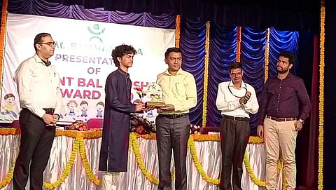 उत्पन्न अरविंद सायनेकर याला गोमन्त बालभूषण पुरस्कार प्रदान करताना मुख्यमंत्री डॉक्टर प्रमोद सावंत सोबत दयानंद चावडीकर व मान्यवर