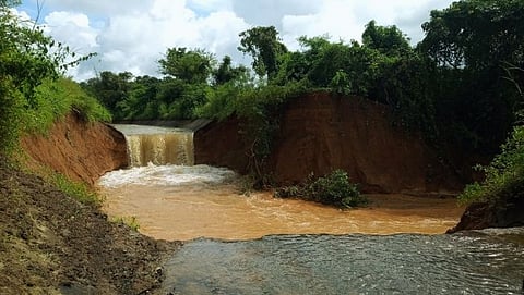 तिळारी कालव्याचे (Tilari Canal) दुरुस्तीकाम गेल्या दोन दिवसांपासून बंदच
