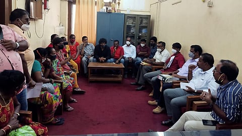 मुरगाव नगरपालिकेत घेण्यात आलेल्या बैठकीत उपस्थित मुख्याधिकारी जयंत तारी, नगराध्यक्ष दामोदर कासकर व इतर