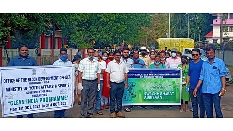 'स्वच्छ भारत' अंतर्गत गांधीजयंतीदिनी शनिवारी आयोजित 'एक कदम स्वच्छता की और' अभियानाला सरकारी कर्मचाऱ्यांकडून उत्स्फूर्त प्रतिसाद मिळाला.