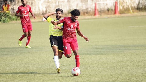 यूथ क्लब मनोरा संघाच्या खेळाडूस मागे टाकत चेंडूसह मुसंडी मारलेला चर्चिल ब्रदर्स संघाचा खेळाडू.