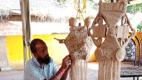 Diwali 2021: सुतळीपासून आकाशकंदील सकारताना युवराज