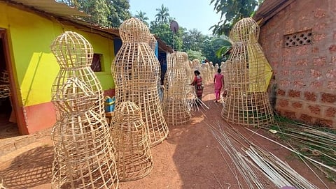 दीपावलीच्या आदल्या रात्री नरक चतुर्थीला नरकासुराचा वध करण्यात येतो. सध्या  नरकासुराच्या  प्रतीमा बांबूपासून सांगाडे  करण्याचे काम  कूकंळ्ळीत सूरू आहे .