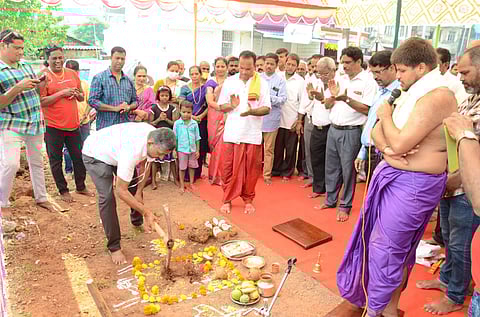 श्री ईस्वटी ब्राम्हण लक्ष्मीनारायण  देवस्थानातर्फे बांधण्यात येणाऱ्या रंगमंचाचे भूमीपूजन करताना नगरविकास मंत्री मिलिंद नाईक (Goa)