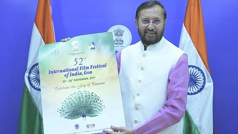 मंत्री प्रकाश जवडेकर 52 व्या आंतरराष्ट्रीय  चित्रपट महोत्सवाच्या पोस्टर चे अनावरण करताना