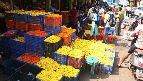 गोव्यात झेंडूच्या फुलांचा खरेदी करण्यासाठी नागरिकांनी गर्दी केली आहे.