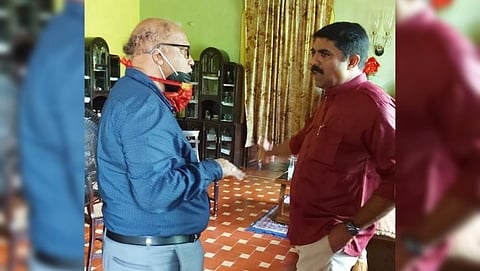 रेजिनाल्ड यांच्या घरी एकमेकांशी चर्चा करताना दिगंबर कामत आणि गोवा फाॅरवर्डचे सर्वेसर्वा विजय सरदेसाई.