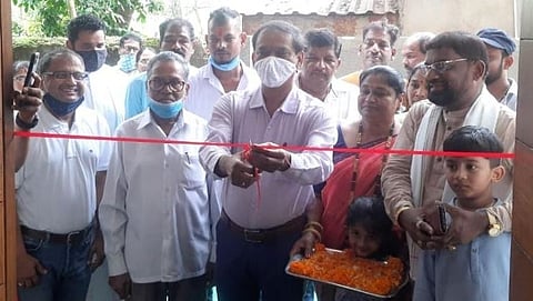 शिवोली कॉंग्रेसचे अध्यक्ष दत्ताराम पेडणेकर यांच्या कार्यालयाचे फीत कापून उद्घाटन करताना गोवा कॉंग्रेसचे प्रदेश अध्यक्ष गिरीश चोडणकर