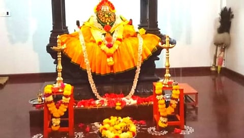 पिसुर्ले येथिल मंदिरात नवरात्रोत्सव निमित्ताने सजवलेला देवीचा कळस