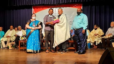 प्रमुख पाहुणे मंत्री मिलिंद नाईक यांच्या हस्ते वास्को येथील समाज कार्यकर्ते तथा मुरगांव तालुका ज्येष्ठ नागरिक मंच या संस्थेचे अध्यक्ष अनिल चोडणकर सत्कार स्वीकारताना.बाजूस समाज कल्याण खात्याच्या प्रभारी संचालक दिपाली नाईक व उप संचालक सांतान फेर्नान्डिस व इतर मान्यवर.