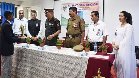 कमांडिंग ऑफिसर कर्नल मनोज कुमार सिंह राठोड यांच्या हस्ते बॉईज आर्मी बटालियन सर्वोत्कृष्ट कॅडेटचा पुरस्कार स्वीकारताना