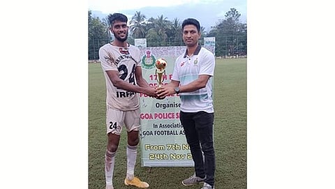 Goa Police Cup शिरसई : सामनावीर पुरस्कार स्वीकारताना पणजी फुटबॉलर्सचा इरफान यादवाड (डावीकडे).