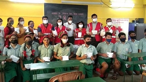 श्री सुसेनाश्रम हायस्कूलच्या विद्यार्थ्यांना मास्कचे वाटप करण्यात आले.