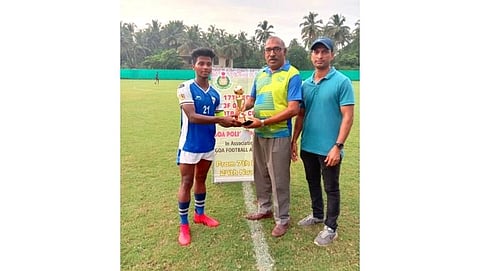 Goa Police Cup Football : धेंपो स्पोर्टस क्लबच्या डॅरेल मस्कारेन्हास याला सामना पुरस्कार देताना मान्यवर.