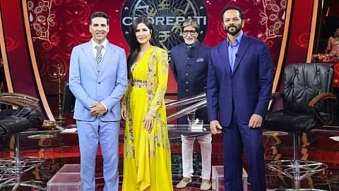 कतरिना (Katrina Kaif) 'अग्निपथ' चित्रपटातील प्रसिद्ध आयकॉनिक डायलॉग 'नाम विजय दीनानाथ चौहान' बोलताना दिसते.