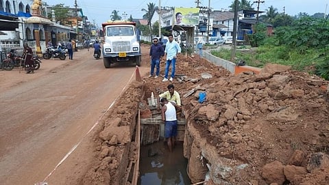 Sancoale काम थांबवण्याचे आदेश देताना सांकवाळ पंचायतीचे सरपंच गिरीश पिल्ले.सोबत पंचायत सचिव कृष्णा गौडे आणि स्थानिक पंच आरिश कादर.