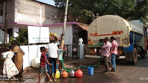 पाण्याच्या टंचाईमुळे टॅंकरच्या पाण्यावर अवलंबून असलेले लोक टॅंकरचे पाणी भरताना