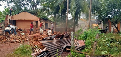 बगलमार्गात (National Highways) अडथळा ठरणाऱ्या "त्या" घरांवर बुलडोझर फिरवण्याचे काम हाती घेण्यात आले आहे.