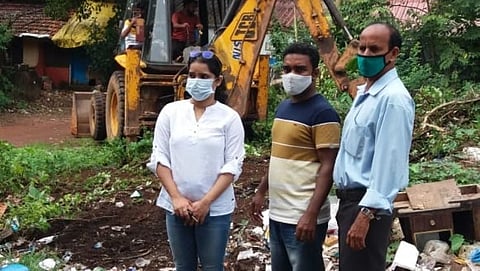 कचऱ्याच्या राशी हटवताना नगरसेविका रोनिता आजगावकर व इतर