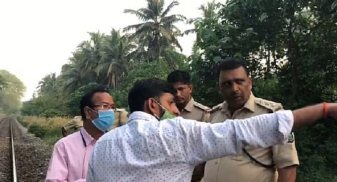 मोल्लो पाली वेलसाव येथे रेल्वेने (Railways) चालवलेले अवैद्य सर्वेक्षण रोखताना ग्रामस्थ. या वेळी तेथे दाखल झालेले उपअधीक्षक राजू राऊत देसाई.