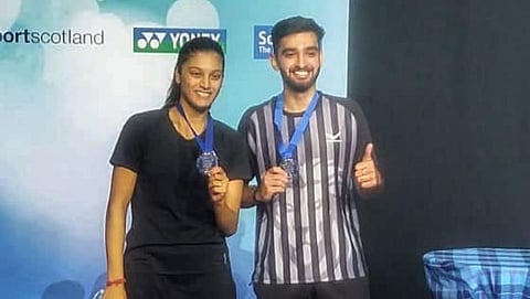 स्कॉटलंडमधील बॅडमिंटन स्पर्धेतील उपविजेतेपदाच्या पदकासह तनिशा क्रास्टो (डावीकडे) व ईशान भटनागर.