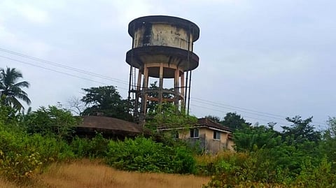 Goa : पिसुर्ले शांतीनगर येथिल टेकडीवर उभारण्यात आलेला हाच तो पाणी प्रकल्प असा झाडा झुडपाच्या विळख्यात सापडलेला आहे, तर उंच दिसणारी टाकी अद्याप वापरात आणल
नाही.