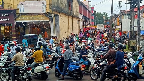 डिचोलीच्या आठवडा बाजारात झालेली गर्दी