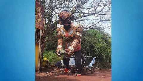 बुधवारी रात्री पडलेल्या जोरदार पावसामुळे (Rain) दहन चुकल्याने आजही अधिराज्य गाजवणारे नरकासुर (Narakasur)