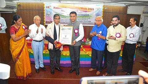 मुख्यमंत्री डॉक्टर प्रमोद सावंत यांच्या हस्ते "सर्वोत्कृष्ट सहकारी" म्हणून 2021 साठीचा सन्मान स्वीकारताना श्री चंद्रकांत गवस