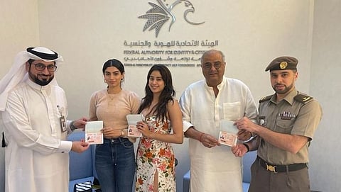 बोनी कपूर यांना दुबई सरकारने गोल्डन व्हिसा दिला होता. यावेळी खुशी कपूर आणि जान्हवी कपूर या उपस्थित होत्या. बोनी कपूर यांनी ट्वीटरवर फोटो शेअर करत दुबई सरकारचे आभार मानले आहे.