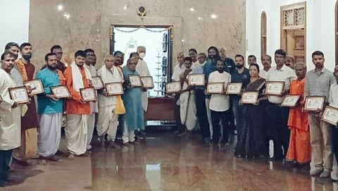 विश्व हिंदू परिषदेतर्फे मुरगाव तालुक्यातील देवस्थान तसेच पुरोहित यांना श्री अंबाबाई मंदिरात सन्मानित करण्यात आले.