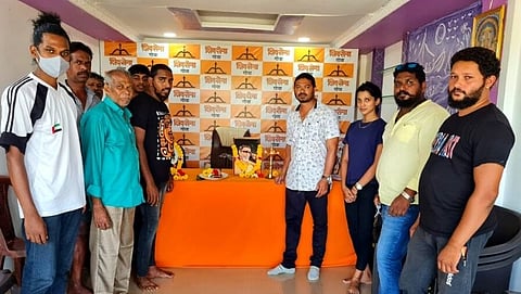 Goa Shivsena : शिवसेना प्रमुख बाळासाहेब ठाकरे यांच्या पुण्यतिनी निमित्ताने तारची-भाट, शिवोलीत आयोजित कार्यक्रमात सहभागी बार्देश तालुका प्रमुख विन्सेंट परैरा व इतर शिवसैनिक : संतोष गोवेकर :