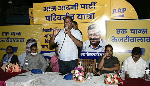 दाबोळी मतदार संघातील नवेवाडेत आम आदमी पक्षाच्या (Aam Aadmi Party) परिवर्तन यात्रेला बोलताना उपाध्यक्ष प्रेमानंद नानोस्कर, बाजुस राजदिप नायक, ॲड. अमित पालेकर.