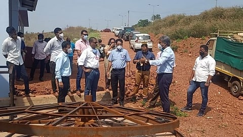 MRF प्रकल्पाची पाहणी करताना लेविन्सन मार्टिन्स बाजूस सरपंच गिरीश पिल्ले व इतर.