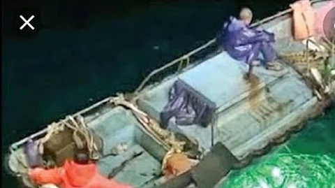 बुल ट्राॅलींगद्वारे मासेमारी करताना