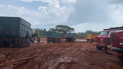 सुरावली ते मुंगूल रस्त्याच्या बांधकामासाठी मातीचा भराव टाकताना ट्रक
