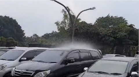 वादळादरम्यान पाऊस पडू लागला, परंतु हा पाऊस (Rain) फक्त एका गाडीवरच पडला.