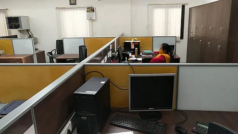 Employee absent in work office hours in Pernem pad96