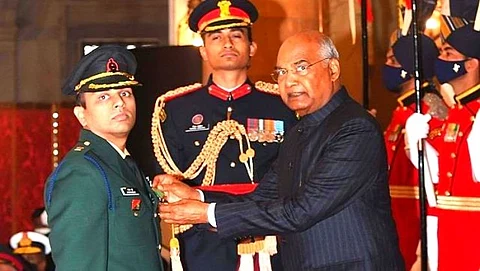 राष्ट्रपती राम नाथ कोविंद मेजर महेशकुमार भुरे यांना शौर्य चक्र प्रदान करताना
