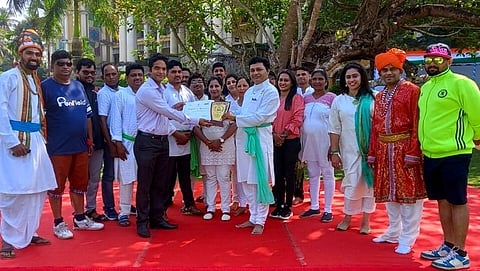 Voting Awareness Program: मतदार वालोर तुजो दवर रे गीतांचा कार्यक्रम सादर केल्यावर मडगावचे संयुक्त मामलेदार प्रवीण गांवस यांच्याहस्ते सन्मानचिन्ह स्विकारताना प्रदीप पंडित व इतर कलाकार.