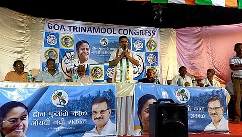 माऊस सत्तरी येथे TMC च्या सभेत बोलताना ऍड.. गणपत गावकर, सोबत दशरथ मान्द्रेकर व इतर