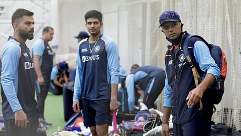सर्व खेळाडू मुख्य प्रशिक्षक राहुल द्रविड (Head Coach Rahul Dravid) यांच्या देखरेखीखाली सराव करत असल्याचे चित्रांमध्ये दिसत आहे.