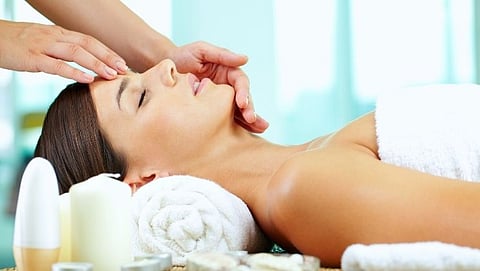 नितळ त्वचेसाठी ट्राय करा वाईन फेशियल