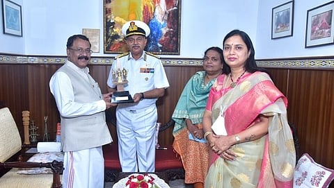 Indian Navy फ्लॅग ऑफिसर कमांडिंग-इन-चीफ, वेस्टर्न नेव्हल कमांड, व्हाईस अॅडमिरल एबी सिंग यांनी माननीय राज्यपालांची राज भवनवर, भेट घेतली त्यावेळी स्मृतिचिन्ह भेटविताना राज्यपाल श्री पी.एस. श्रीधरन पिल्लई.सोबत इतर मान्यवर.