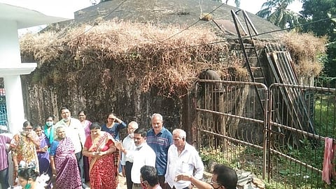 चिखली दाभोळ येथे गढूळ पाण्यामुळे त्रासलेल्या लोकांनी एकत्रित येऊन भग्नावस्थेत पोचलेली टाकी हटवण्याची मागणी केली.